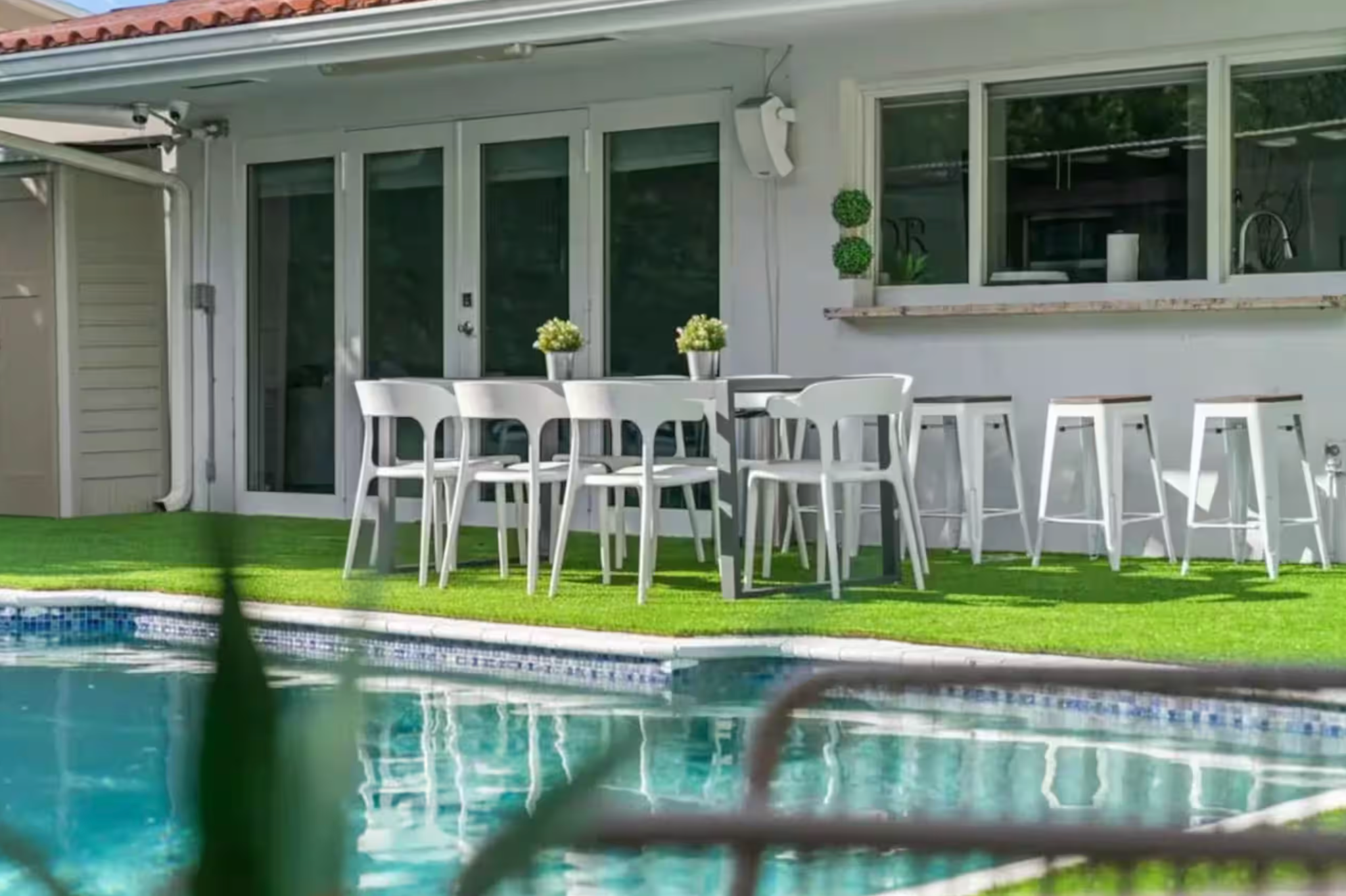 Piscina y comedor exterior